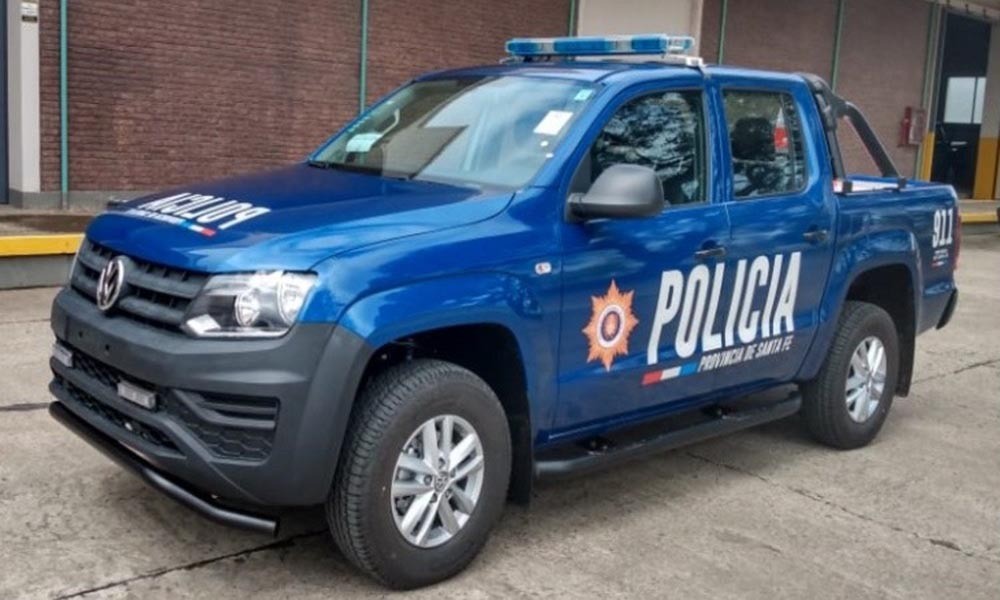 Le robaron el auto, subió al patrullero y murió al caer al pavimento | Actualidad