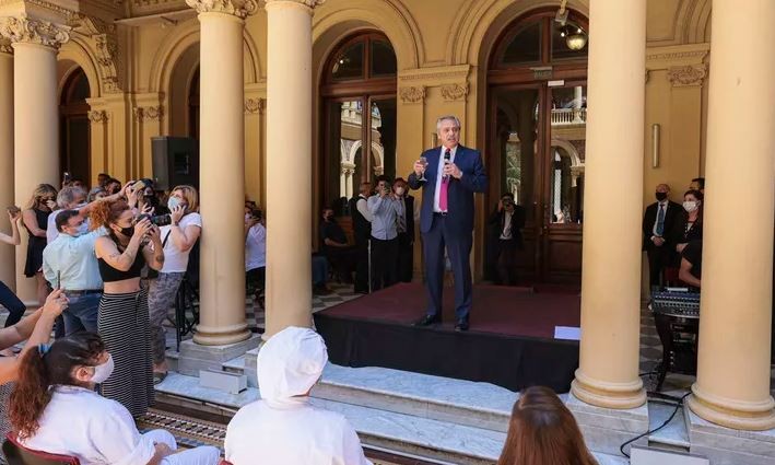 Alberto Fernández, a trabajadores de Casa Rosada: "Hicieron lo necesario para que el Estado no se detenga" | Política y economía
