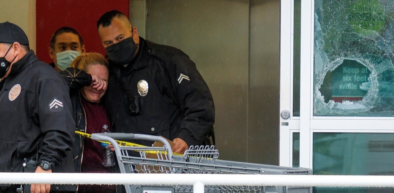 Policías dispararon a un sospechoso en una tienda de ropa y mataron a una adolescente en un cambiador | Internacionales