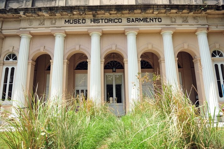 Descubren que las baldosas que rodean al Museo Histórico Sarmiento son lápidas | Actualidad