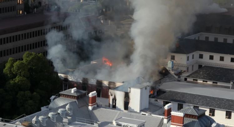 Voraz incendio destruyó el Parlamento de Sudáfrica | Internacionales