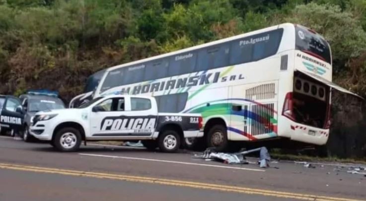 Accidente fatal en Misiones: tres personas murieron tras un choque frontal entre un micro y una camioneta | Actualidad