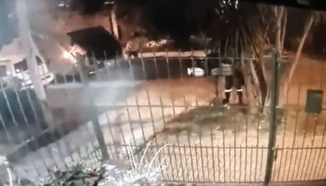 No quiso colaborar para fin de año y un recolector le tiró la basura a la calle | Actualidad