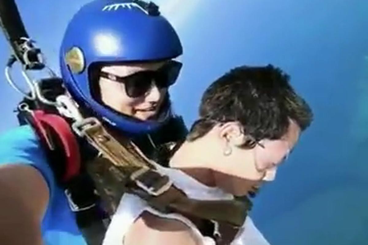 Paracaidista se desmayó en pleno salto, despertó y empezó a gritar del pánico | Curiosidades