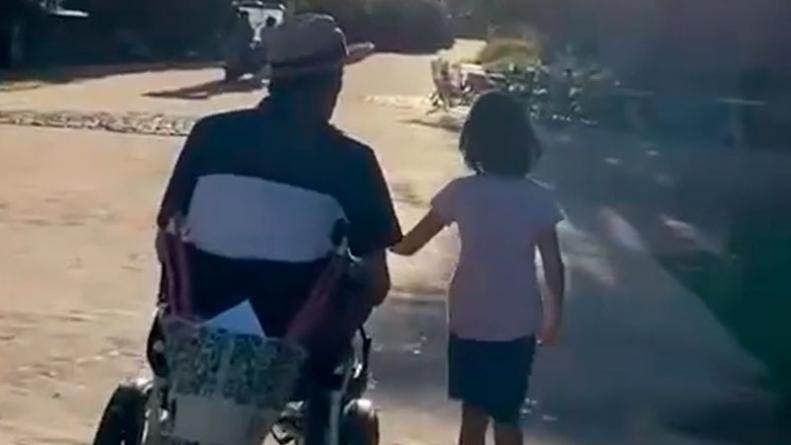 Video conmovedor: Esteban Bullrich salió de paseo y su hija manejó la silla de ruedas | Actualidad