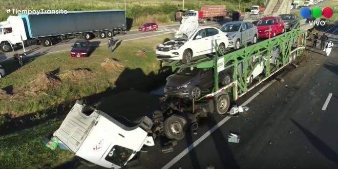 Dos personas murieron en un triple choque en la autopista Panamericana | Actualidad