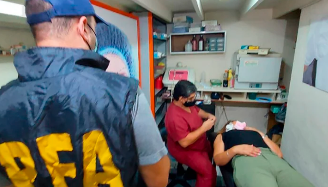 Detienen a un falso cirujano mientras realizaba una intervención en un consultorio clandestino | Actualidad