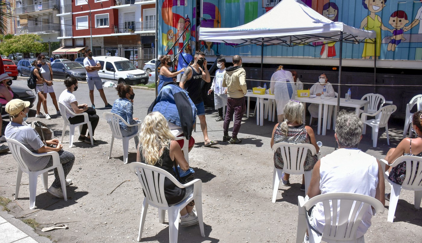 El Gobierno cree que en tres semanas podrían empezar a bajar los casos de coronavirus | Actualidad