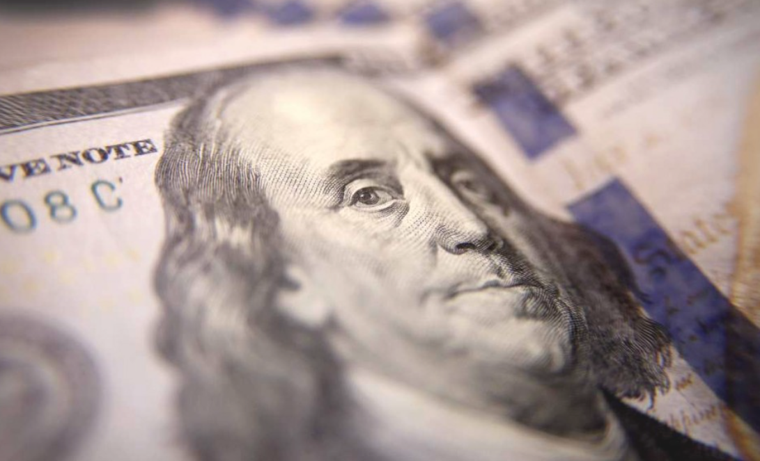 El dólar blue cotiza en baja, pero la brecha cambiaria se mantiene por encima del 100% | Política y economía