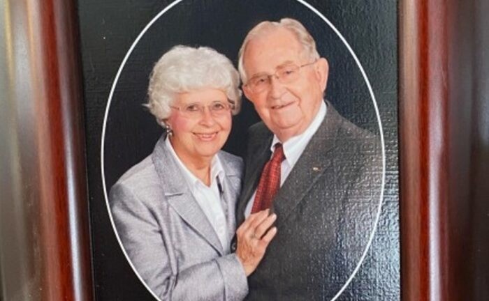 Una abuela de 90 años cumplió el último deseo de su esposo y se casó con su mejor amigo | Curiosidades