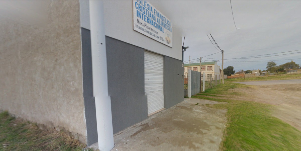 Cansado de la música cristiana de una iglesia evangélica, entró a amenazar a los presentes con una azada | Actualidad