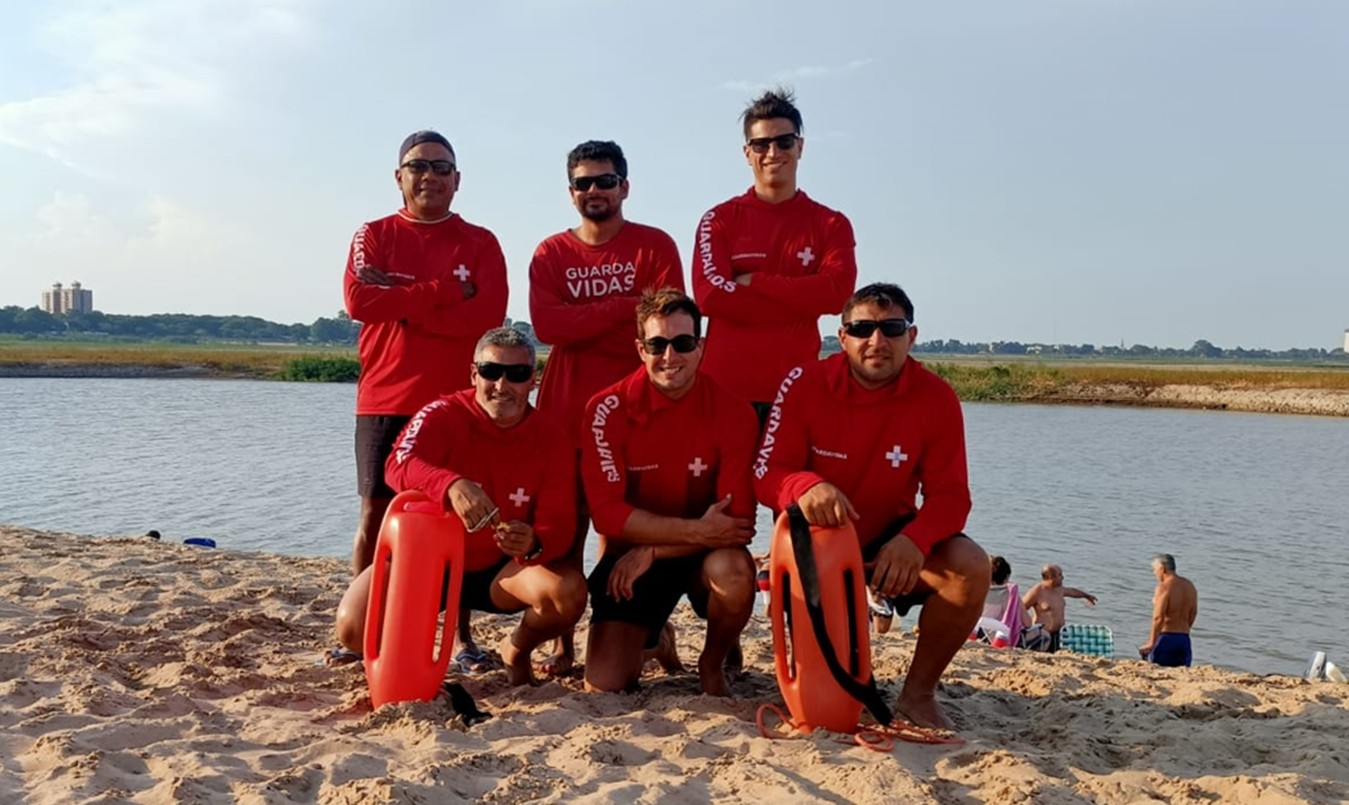 Guardavidas rescataron a dos personas que se estaban ahogando en el Paseo de la Laguna | Actualidad