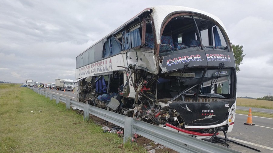 Un muerto y 12 heridos al chocar un micro y un camión en la ruta 7 | Actualidad