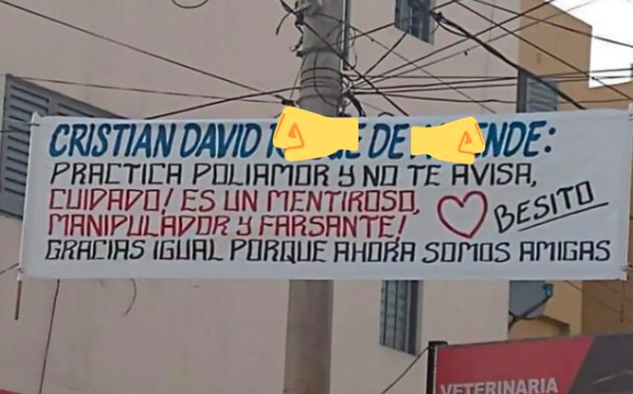Una mujer dejó a su pareja con un pasacalle y se hizo amiga de la amante: "Practica poliamor y no te avisa" | Actualidad