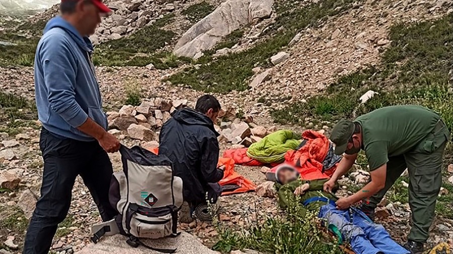 Mendoza: rescataron a un andinista que había caído al vacío mientras escalaba | Actualidad