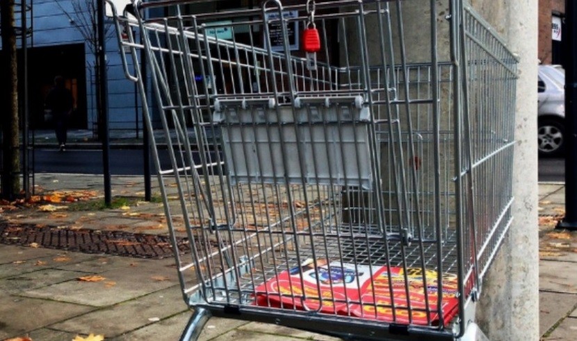 Sorprendieron a una mujer que lleaba un cadáver en un changuito de supermercado: era su esposo | Internacionales