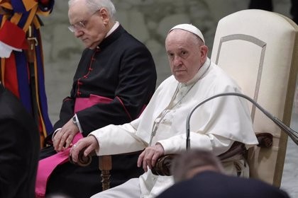 La broma del Papa, afectado por una inflamación en una rodilla: "Sólo le pasa a los viejos, no sé por qué me ha pasado a mí" | Internacionales