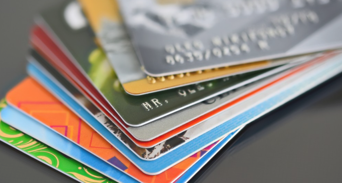 Bancos deberán informar a AFIP compras con tarjetas de débito desde $ 30.000 | Política y economía