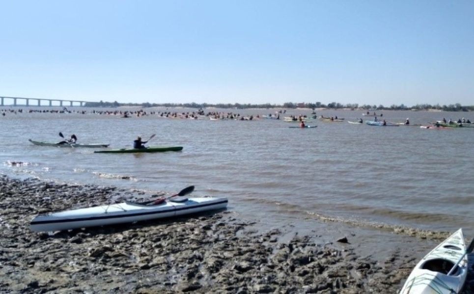 Ambientalistas y decenas de embarcaciones participaron de una "Remada en rescate del Paraná" | Actualidad