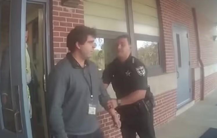 Detuvieron a un docente por besar en la boca a una alumna de 15 años durante la clase | Internacionales