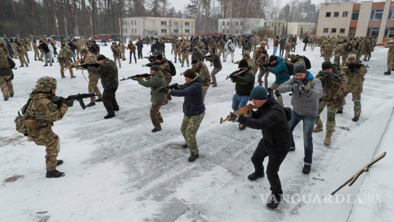 Civiles ucranianos reciben entrenamiento militar ante una posible invasión rusa | Internacionales