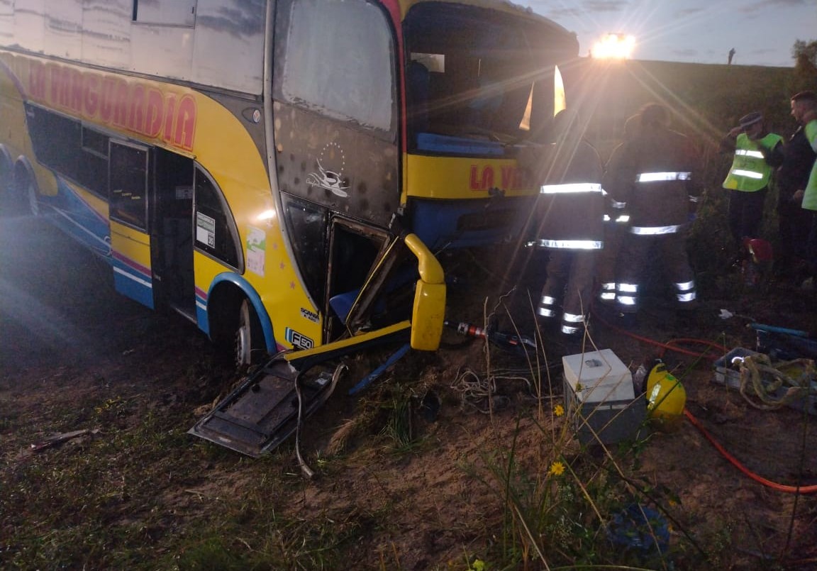Tragedia en Rosario: Un muerto y varios heridos tras el choque de un colectivo con una camioneta | Actualidad