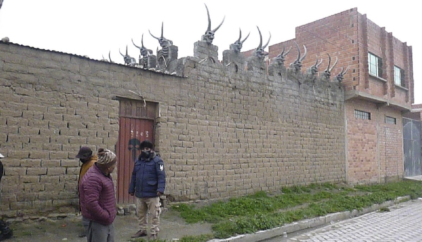 El hombre que es devoto del diablo y decoró su casa con 12 esculturas escalofriantes | Internacionales