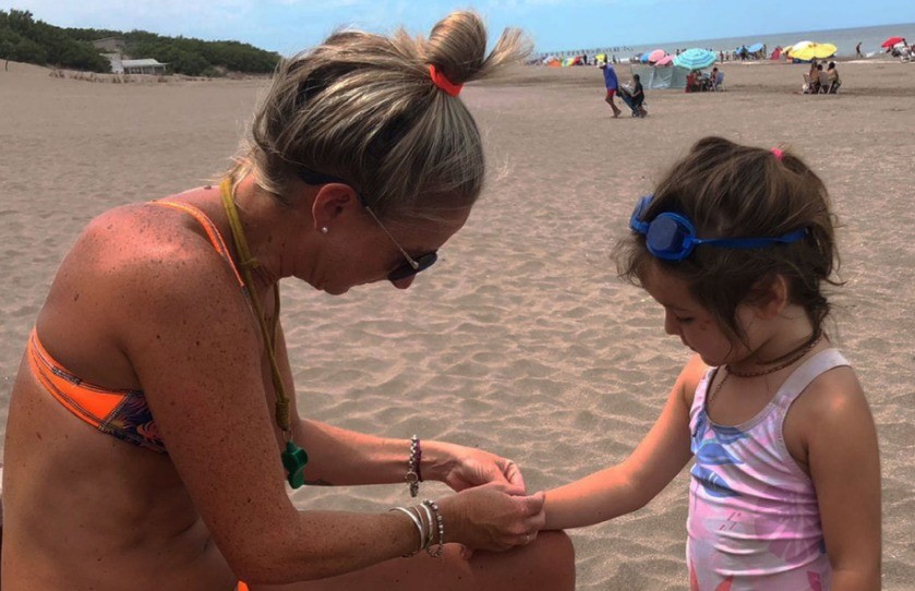 Guardavidas de Monte Hermoso entregan pulseras a los niños para ubicarlos más fácilmente por si se pierden | Actualidad