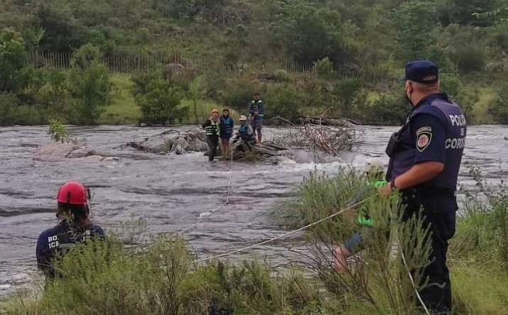 Dos personas fueron rescatadas de la creciente del río San Antonio | Córdoba