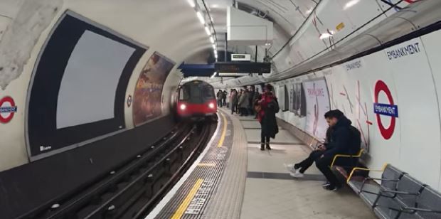Una mujer va todos los días a una estación de subte a escuchar la voz de su difunto esposo | Internacionales