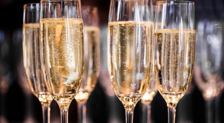 Un muerto y 8 internados en grave estado tras beber champán adulterado con éxtasis en un bar de Alemania | Internacionales