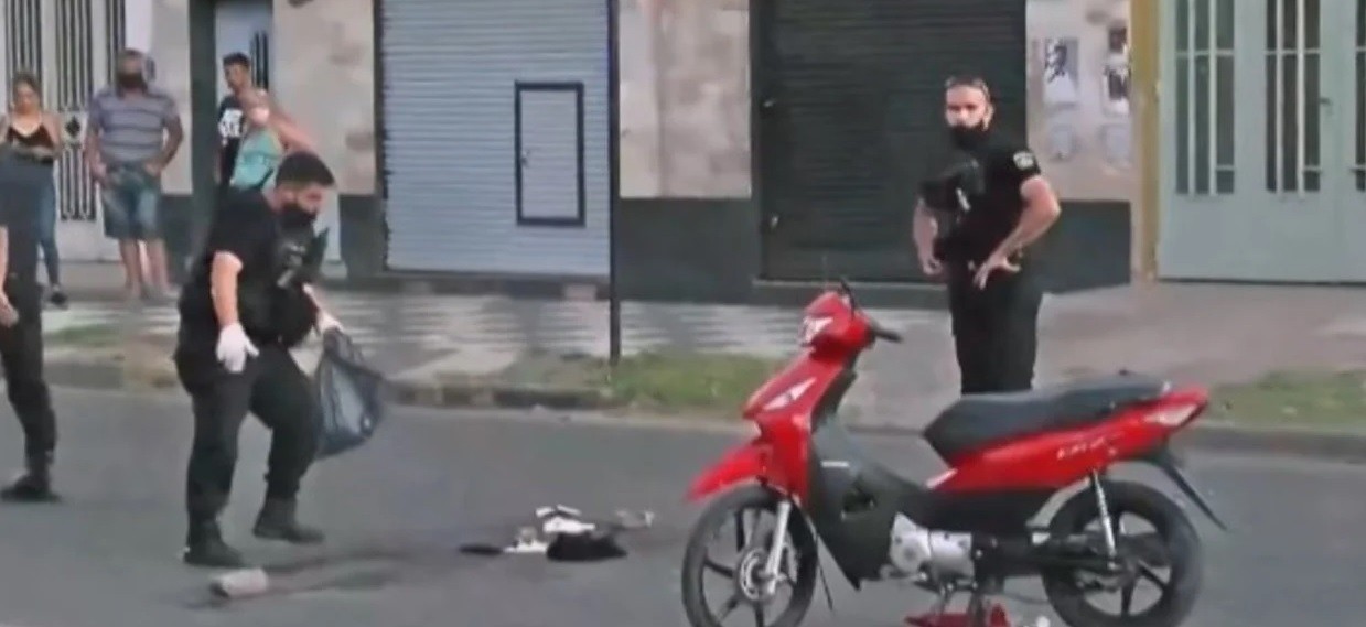 Joven escapaba en moto de la policía, chocó contra un patrullero y murió | Actualidad