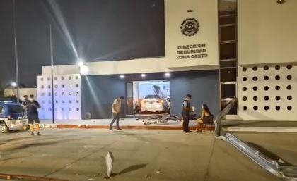 VIDEO: así chocó el auto contra la comisaría de Chateau | Córdoba