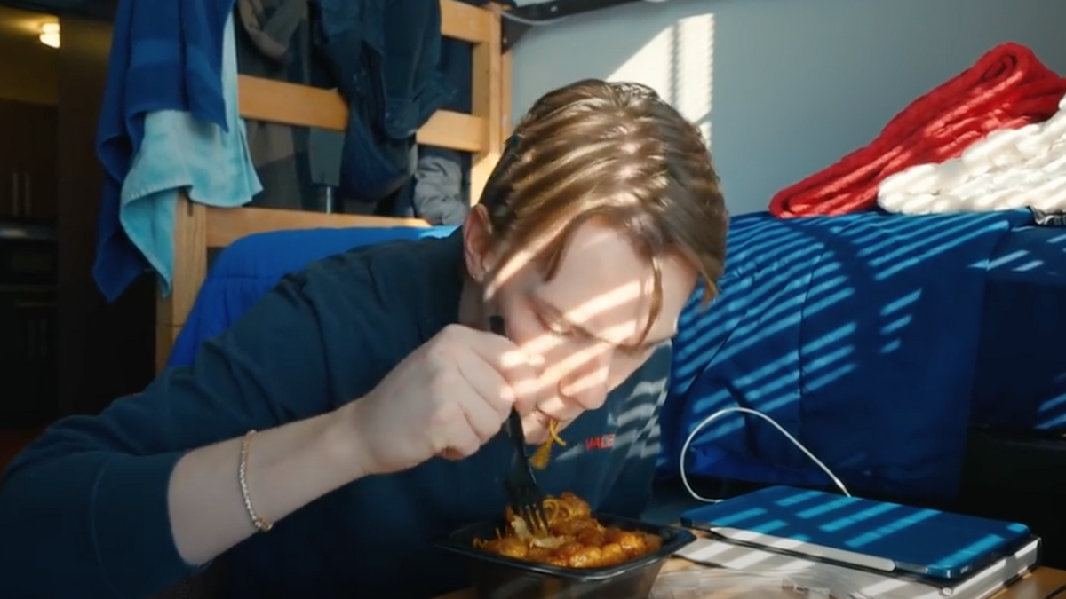 Comió fideos con pollo en mal estado y tuvieron que amputarle las piernas | Internacionales