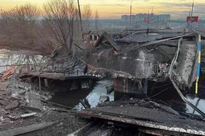 El ejército ucraniano voló un puente para evitar el avance ruso hacia Kiev | Internacionales