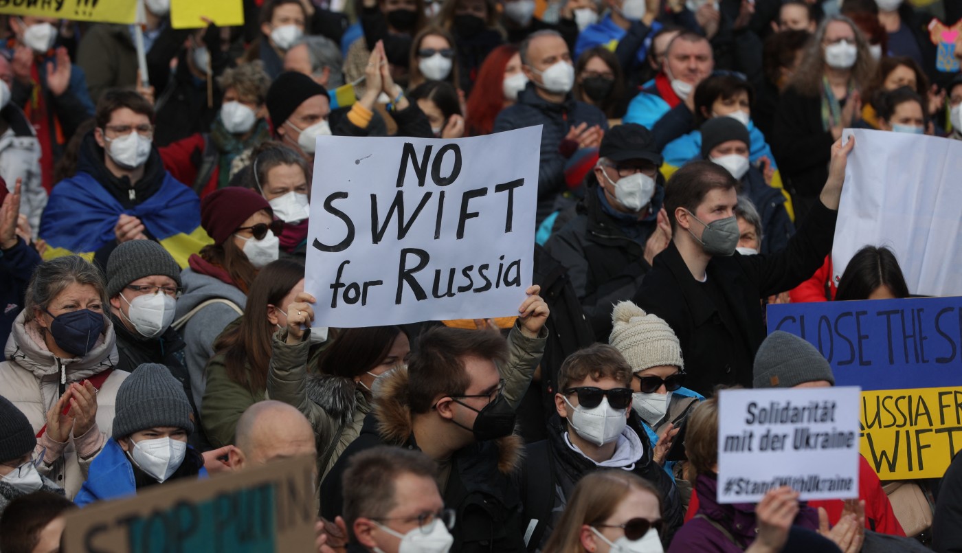 Invasión a Ucrania: desconectan a bancos rusos del sistema financiero internacional | Actualidad