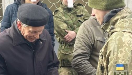 Un abuelo de 80 años se alistó en el ejército ucraniano: “Lo hago por mis nietos” | Internacionales