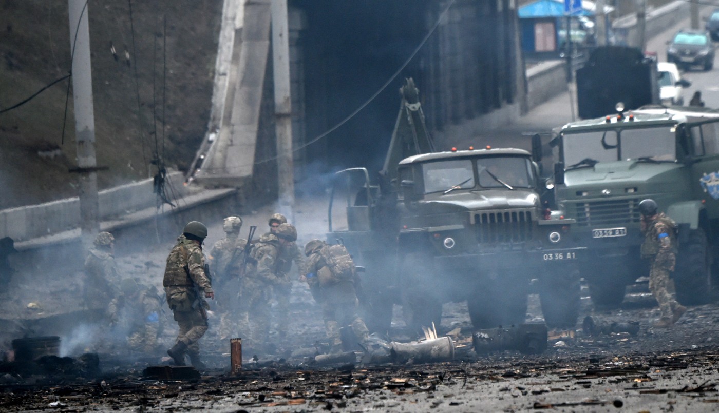 Zelenski liberará a todos los presos con experiencia militar para combatir contra Rusia | Internacionales