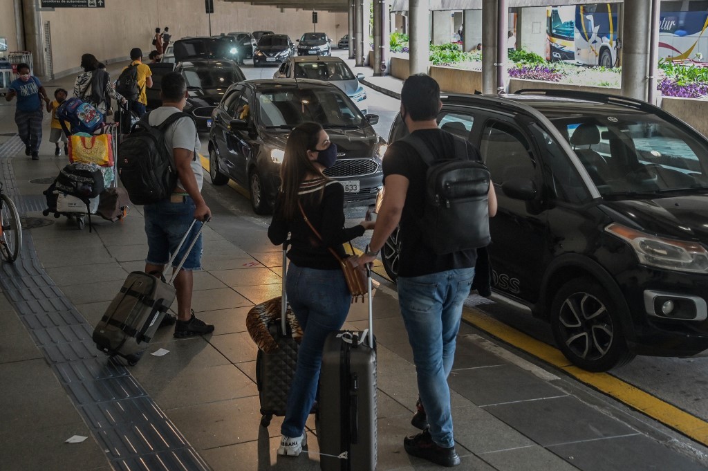 Desilusionados y "traicionados", Brasil ve a sus hijos sumarse a un éxodo inédito | Internacionales