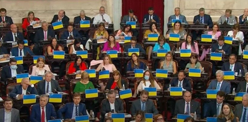 Para cuestionar al Gobierno, el bloque de Juntos por el Cambio llenó el Congreso de banderas de Ucrania | Política y economía