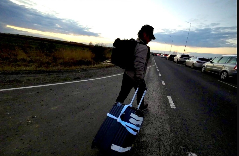 Sean Penn llegó a pie a Polonia tras escapar de Ucrania, a donde viajó para filmar un documental | Internacionales