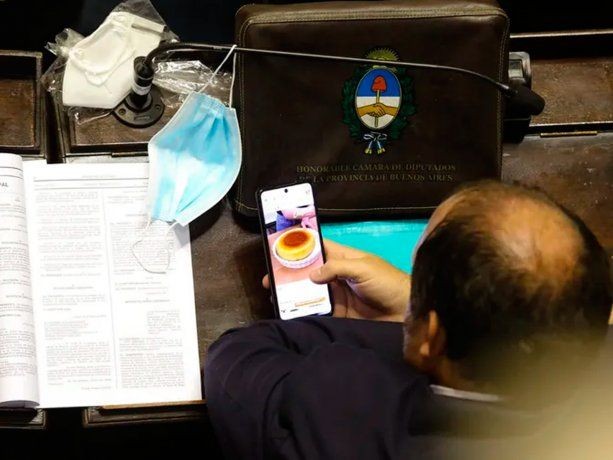 La explicación del legislador que miraba recetas de cocina mientras Kicillof abría las sesiones | Política y economía