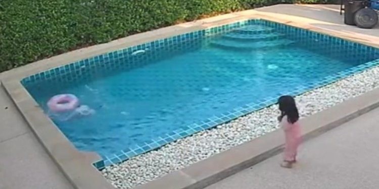 Video: el momento que una nena de 3 años salva a su hermana que se estaba ahogando en la pileta | Internacionales