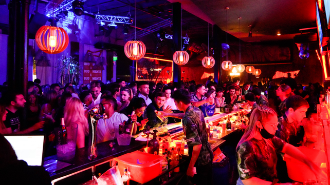 Bares y boliches recuperan horario de cierre pre - pandemia | Córdoba