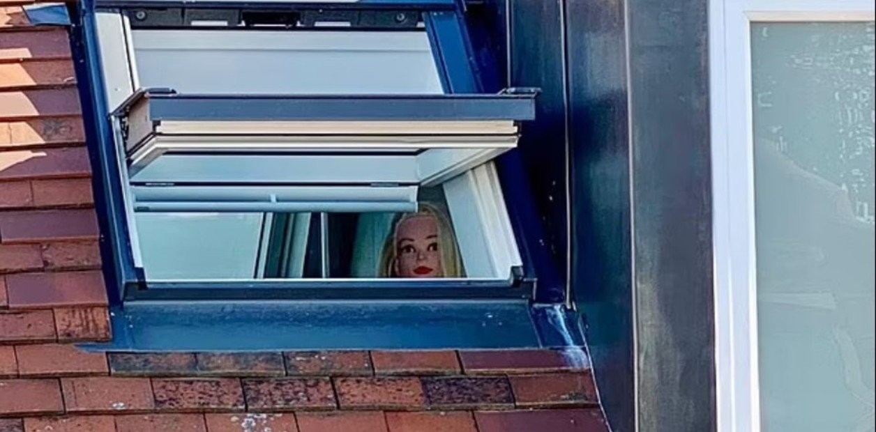 Construyó una ventana, los vecinos se quejaron y les puso un maniquí que los miraba | Internacionales