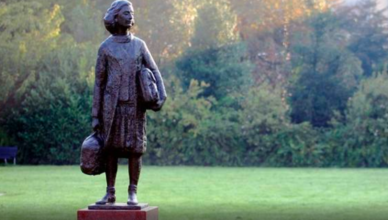 Robaron una estatua en homenaje a Ana Frank instalada en Puerto Madero | Actualidad