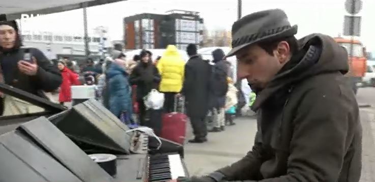 El pianista que toca en Lviv para animar a los refugiados | Internacionales