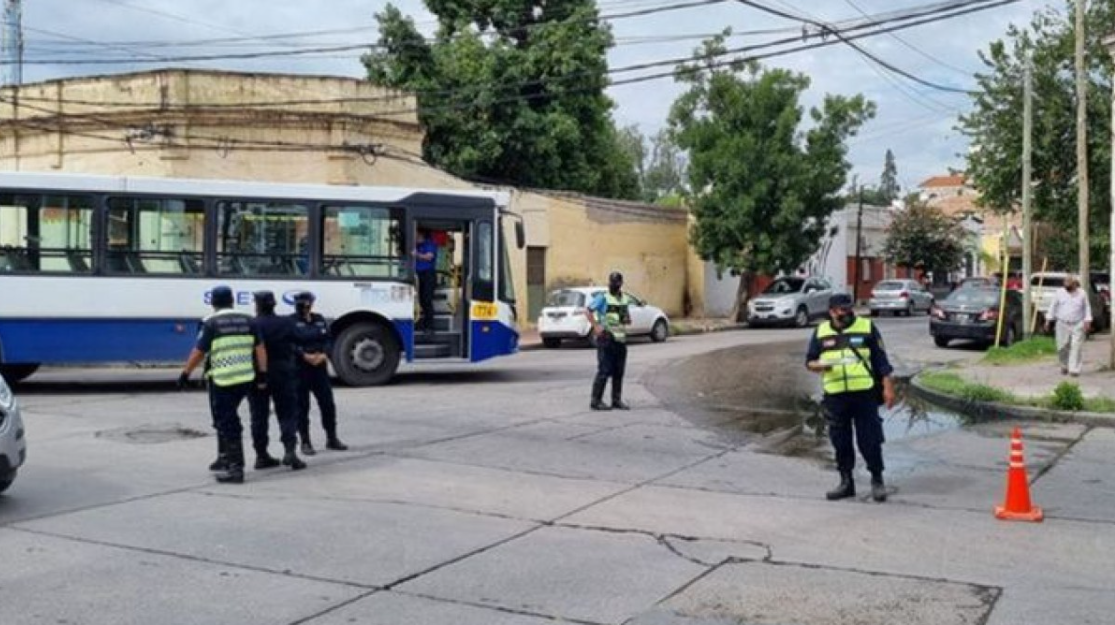 Tragedia en Salta: una mujer cayó de un colectivo en movimiento y murió | Actualidad