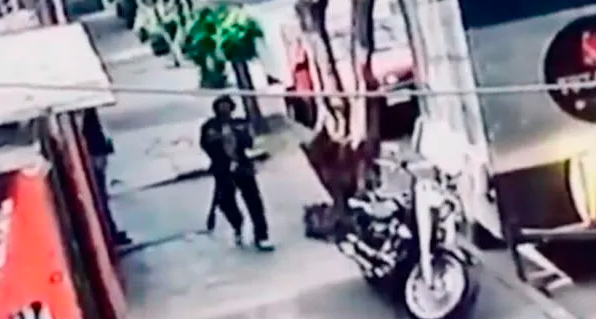 Video: filmaron a un hombre devorándose un gato crudo a plena luz del día | Internacionales