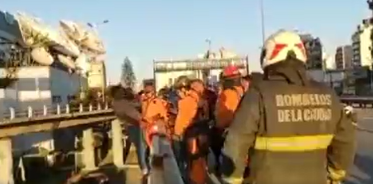 Bomberos de la Buenos Aires rescataron a un hombre que amenazaba con suicidarse | Actualidad